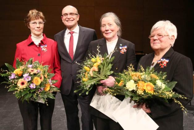 Die ausgezeichneten Christine Schulz, Brigitte Paetow  und  Ilse Hennig (v.l.)   mit Ministerpräsident Erwin Sellering (SPD)  Fotos:  Wüstneck 