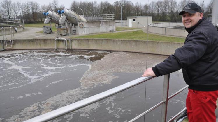 Klärwerks-Meister Holger Brandt an einem Belebungsbecken, in dem Mikroorganismen das Wasser biologisch reinigen.  