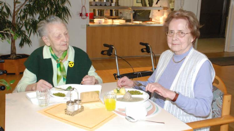 Anneliese Passehl (l.) und Ilse Leesch essen täglich Mittag. 