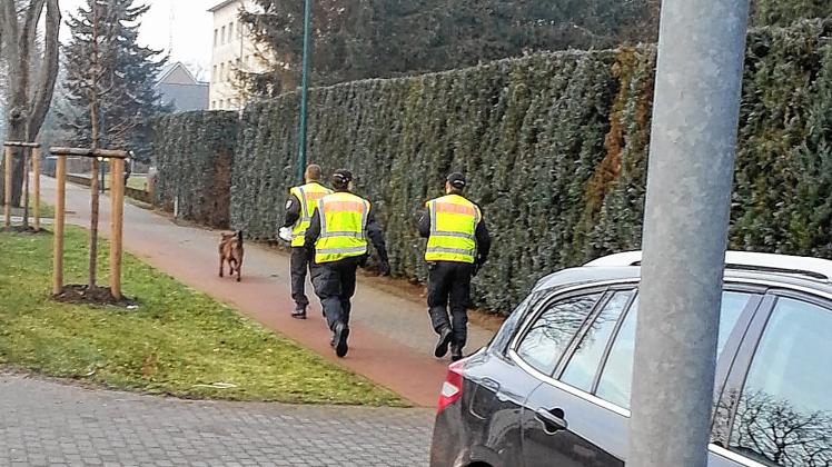 Einsatz eines Fährtenhundes am späten Nachmittag in der Bahnhofstraße. Ermittlungsergebnis der Polizei lagen bis zum Abend noch nicht vor.