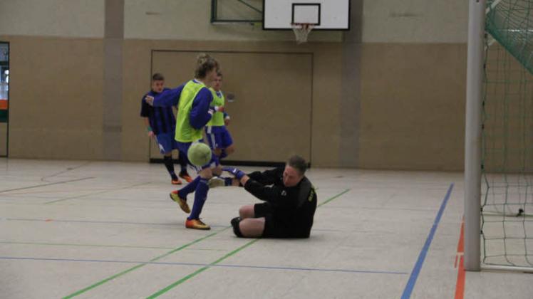 Schwerstarbeit hatte  Meyenburgs B-Juniorenkeeper Florian Nolte (r.) im Spiel gegen Neuruppin zu verrichten.  