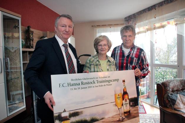 Erika und Jürgen Schmidt (r.) sind Gewinner der Reise ins Trainingslager des FC Hansa Rostock. Hier überreicht dert  Lübzer Brauereichef Willi Horn (r.) den symbolische Scheck.