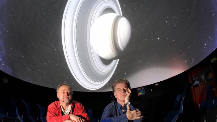 Astronomie-Film im Planetarium: Die Hochschuldozenten Werner Penke (links) und Peter Runge begleiteten die Vorführung in Glücksburg.  