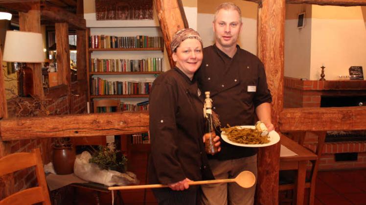 Annett Senst und Dirk Wolters, Inhaber des Hotelrestaurants „Alter Hof am Elbdeich“ in Unbesandten. 