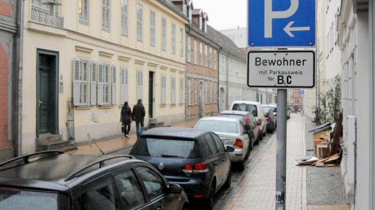 In der Münzstraße dürfen Anwohner der Parkzonen B und C stehen. Was in dieser Straße der Schelfstadt die Regel ist, gilt angeblich auch rund um Großveranstaltungen und Märkte in der Landeshauptstadt. 