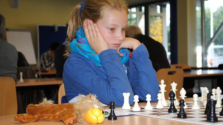 Charlotte Eulitz gewann am zweiten Brett der SG Güstrow/Teterow beide Partien und trug damit maßgeblich zum erneuten Titelgewinn der U14-Mädchen bei.   