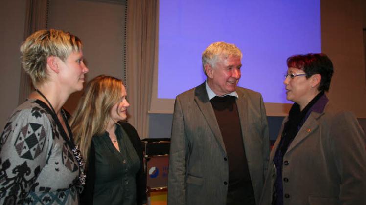 Kita-Leiterin Gerit Hufnagel, Nicole Bielenberg von der Gemeinde und Bürgermeisterin Grit Richter (r.) im Gespräch mit Professor Wolfgang Tietze.  