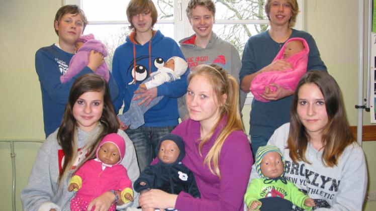 Bestanden ihre Babybedenkzeit tapfer: Schüler der Regionalen Schule „J. W. v. Goethe“. 