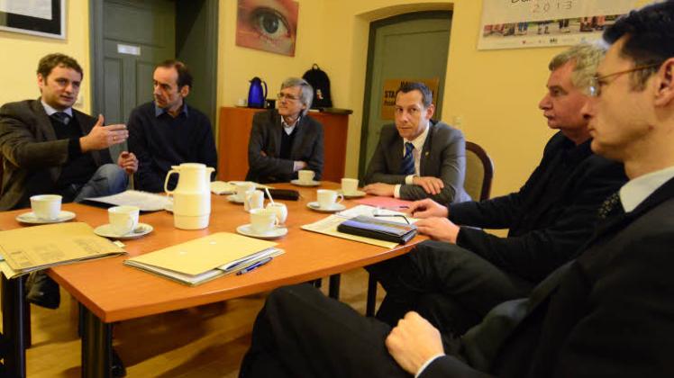 Vincent Kokert, Dr. Andreas Wagner, Erik Gurgsdies (v. l.n.r.) diskutierten mit  Klaus Jarmatz (2. v.r.) und  Jochen Schmidt  (r.) die Chancen des Hauses.    