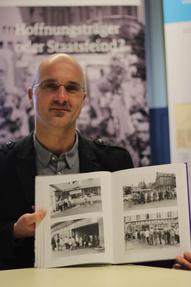 „Leben in der Utopie“, so heißt eine neue Ausstellung der BStU, die ab 13. Mai in der Dokumentations- und Gedenkstätte der ehemaligen Stasi-U-Haft zu sehen sein wird. Volker Höffer ist froh, darin Fotografien von Siegfried Wittenburg zeigen zu können.  