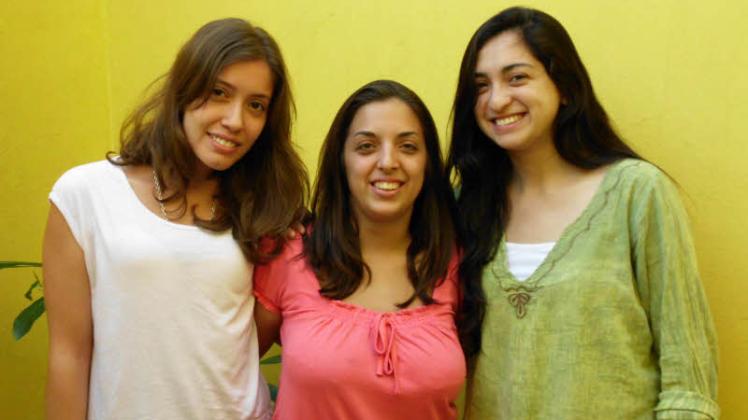 Die argentinischen Studentinnen Josefina, Aldana und Silvina (v. l.) freuen sich schon auf Deutschland und  ihre Gastfamilien in Schwerin.  
