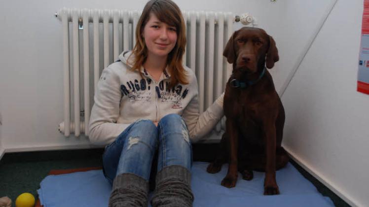 Die 16-jährige Luise ist für Labrador Emma die Bezugsperson unter den Schülern. 