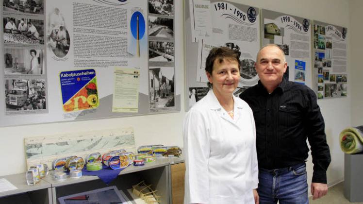 Petra Jörn und Heiko Harms stehen vor den Plakaten, die die Geschichte der Fischverarbeitung in Schwaan dokumentieren.   Fotos: Nadine Schuldt (3) 