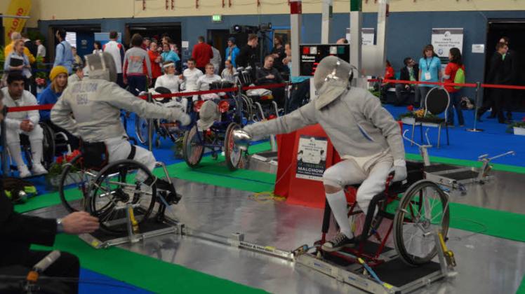 Beim Weltcup im Rollstuhlfechten schenken sich die Gegenspieler nichts. 30 Nationen nehmen am Wochenende daran teil.  Fotos: mabo 