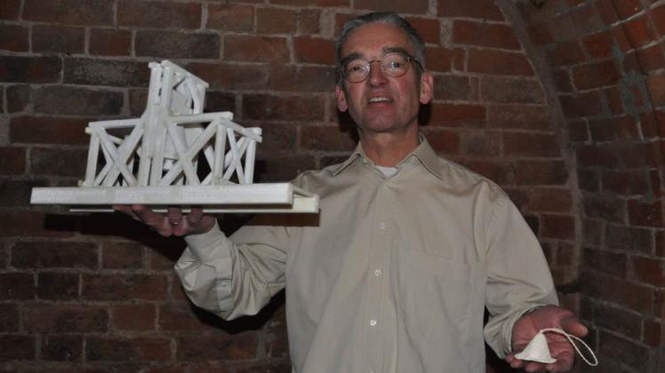Ein Modell des geplanten Glockenstuhls wurde per 3D-Drucker erstellt. Die Spenderglöckchen hat Reinhard Wegener  ebenfalls schon parat.