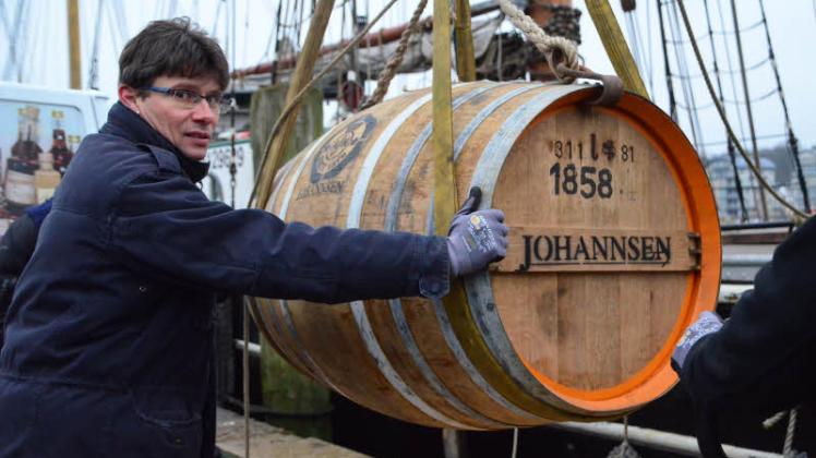 Fass von Bord: Rumhaus-Inhaber Martin Johannsen verlädt das 300-Liter-Fass vom Segelfrachtschiff in seinen Wagen.  