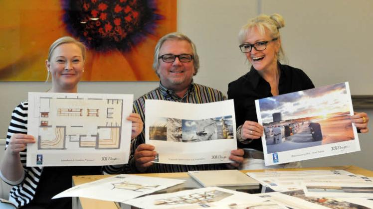 Entwürfe für das Neptun haben Birgit Schallock, verantwortliche Projektleiterin für das Hotel Neptun, Peter Joehnk, Geschäftsführer Joi-Design, und Corinna Kretschmar-Joehnk, Geschäftsführende Gesellschafterin von Joi-Design, im Blick.    