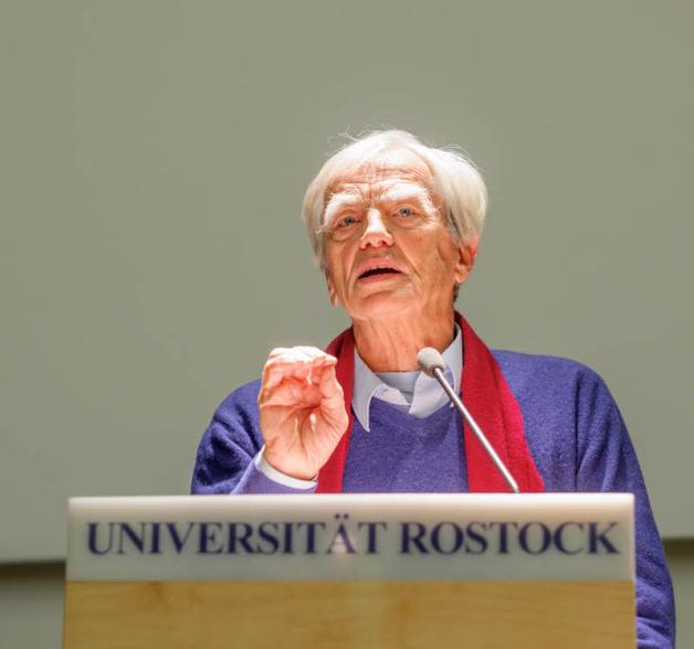 Hans-Christian Ströbele: „So verliert der Rechtsstaat seine Legitimation.“ Hans-Christian Ströbele: „So verliert der Rechtsstaat seine Legitimation.“