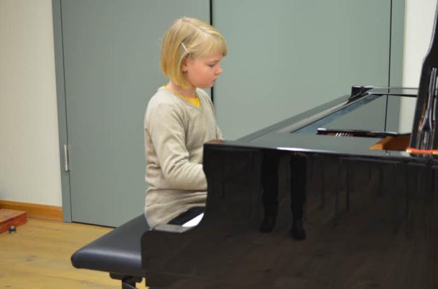 Früh übt sich: Carolina Marie Ender am Klavier  