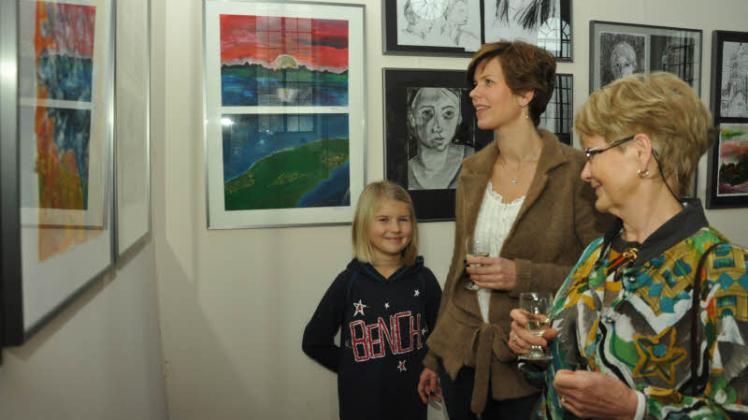 Neugierig auf die Bilder war auch die kleine Ellen Ober-Sundermeier, die mit einem musikalischen Beitrag auf die Ausstellung einstimmte.  