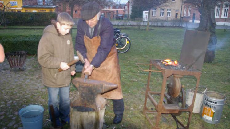 Karl Schmoranz, hier an seiner Feldschmiede, bringt Kindern gerne das Schmieden bei, um diese Tradition des Handwerks zu erhalten. Fotos: Losch 