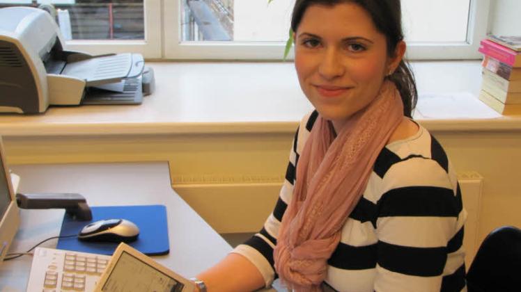 Carolin Schröder, Mitarbeiterin der Stadtbibliothek Wismar hilft bei Fragen zum e-Reader und den eBooks weiter.  