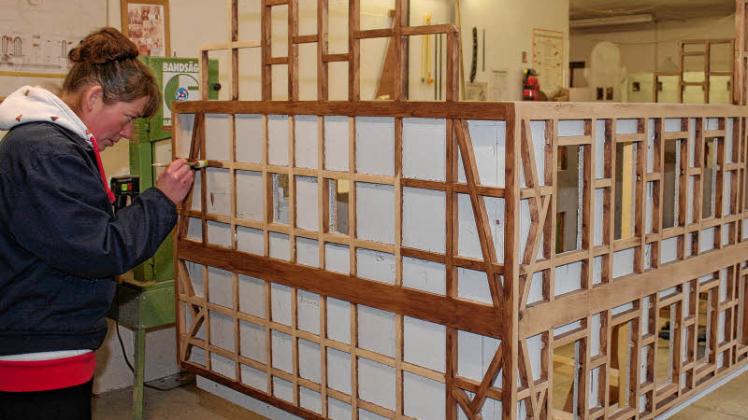 Claudia Hausmann bei  der Fachwerk-Grundierung des  Hauses Schloßstraße 16.  