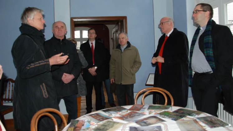 Hoher Besuch: Gerhard Ulrich (2. v. r.), Landesbischof der Nordkirche, informierte sich über das Projekt Landpfarrhaus-Museum in Blüthen.  