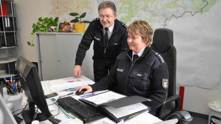 Ein gutes Team bei der  Polizei in Sternberg: Revierleiter Wolfgang Klein und Kathrin Mach, seit knapp einem Vierteljahr seine Stellvertreterin.   