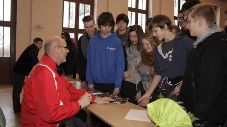 Ein Autogramm von einem Olympiasieger: Das wollten viele Schüler haben, obwohl sie den Namen Gerd Wessig bis vor Kurzem noch gar nicht kannten.   Fotos: Neumann 