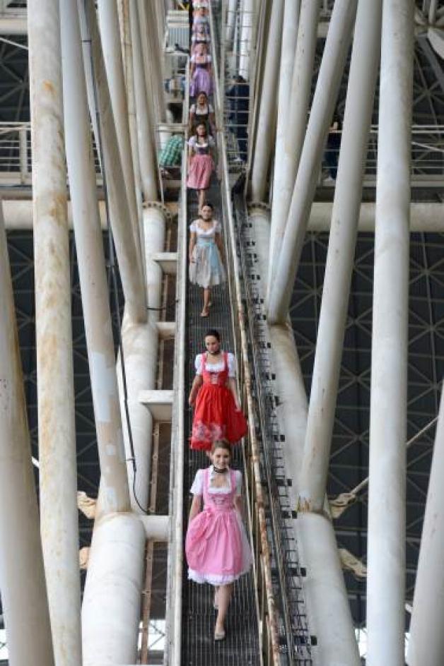 Die Mädels des Miss Germany Camp auf dem 107 Meter hohen Laufsteg. Die Mädels des Miss Germany Camp auf dem 107 Meter hohen Laufsteg.