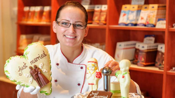 Konditormeisterin Lisa Rabe von der Schokoladerie de Prie präsentiert festlich-süße Schoko-Leckereien.  