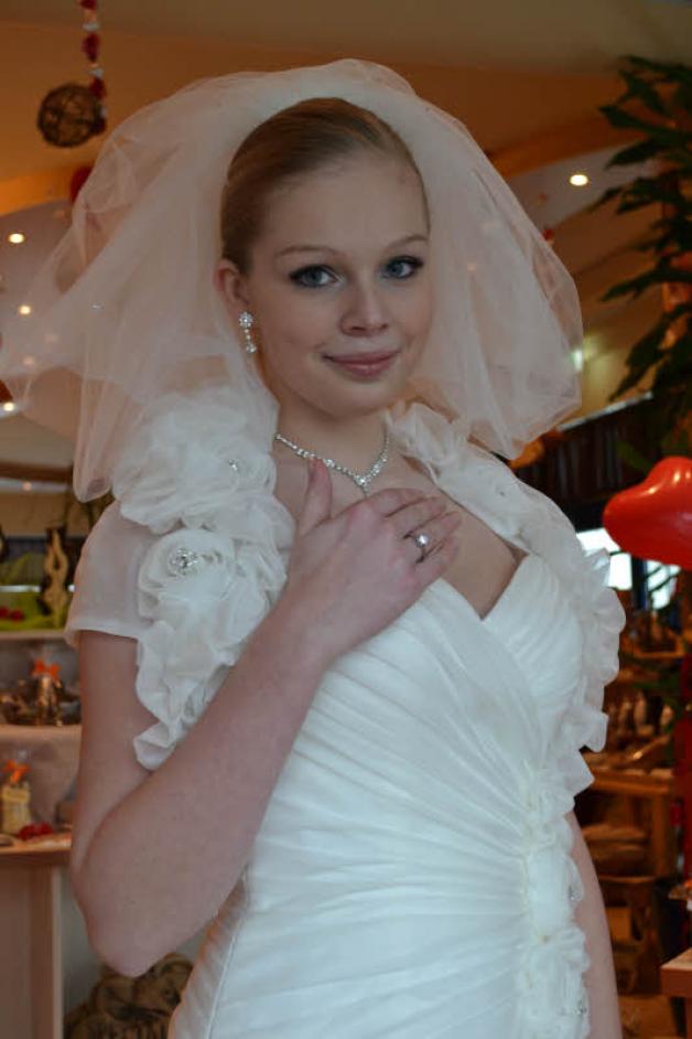 Der Ring passt, die Hochzeit muss noch warten. Model Lisa Thiele  (17) zeigt klassischen Schmuck und einen modernen Schleier.