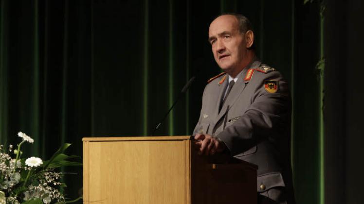 Generalmajor Hans-Werner Wiermann, Chef des Kommandos Territoriale Aufgaben der Bundeswehr, referierte zum Thema Zivil-Militärische Zusammenarbeit. 