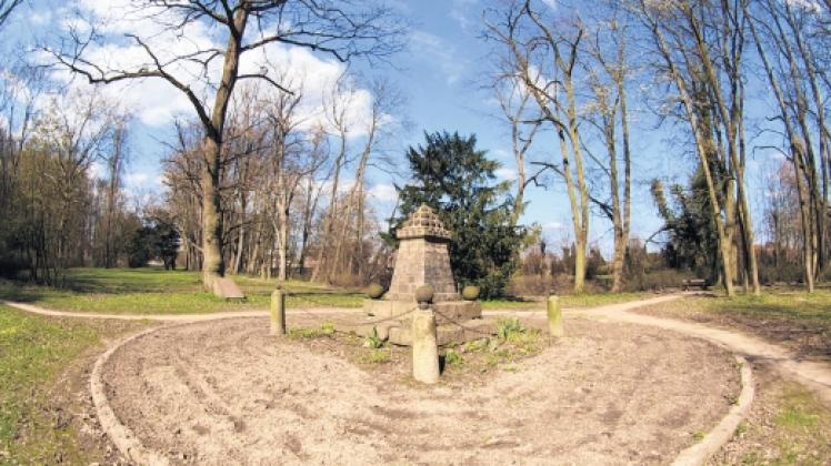 Das Kugeldenkmal im Stadtpark erinnert noch heute an die Belagerung 1813/1814.   
