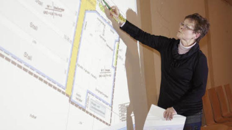 Planerin Sybille Wilke erläuterte den Gemeindevertretern die Planzeichnung für Hähnchenmast- und Biogasanlage. 