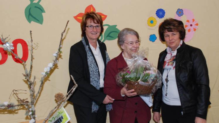 Gertraud Schröder (M.)wurde von Schulleiterin Rosemarie Quade und der Mallisser Bürgermeisterin Brigitte Gäth für ihr jahrezehntelanges Wirken als Lehrerin bespnders geehrt.
