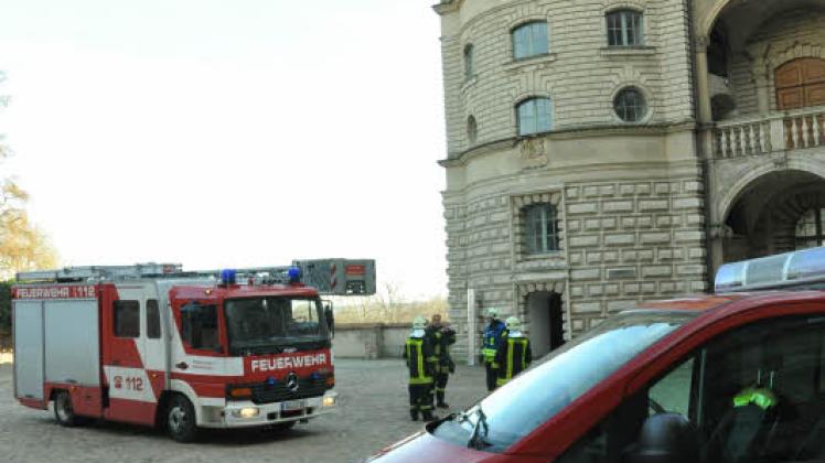 Auf den Schlosshof fuhren zwei Feuerwehren – ein Löschzug und das Fahrzeug mit der Drehleiter.
