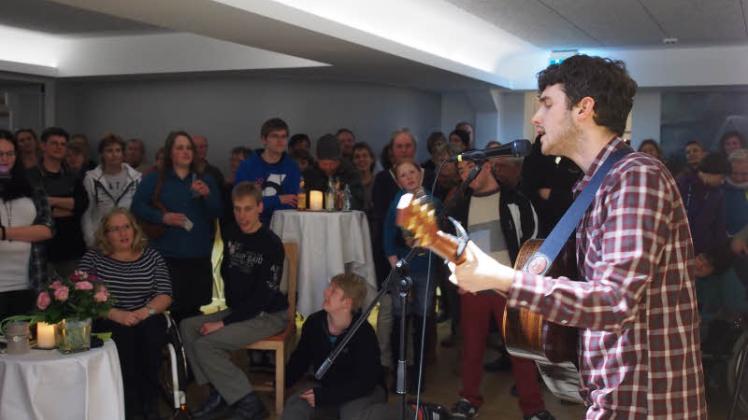 Nur mit seiner Stimme  und seiner Gitarre verzauberte Dan Wilde das Publikum. Ganz links im Bild: Geburtstagskind Janna Zilz.  