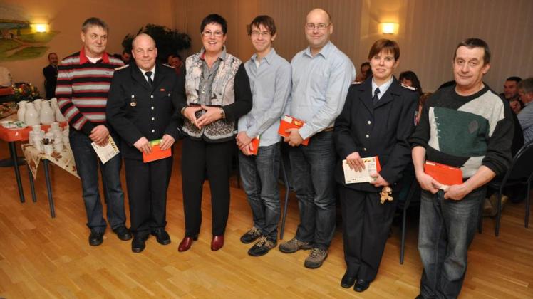 Dank an engagierte  Helfer: Bürgermeisterin Christiane Schwonbeck (3.v.l.)  mit geehrten Mitstreitern aus  der Gemeinde 