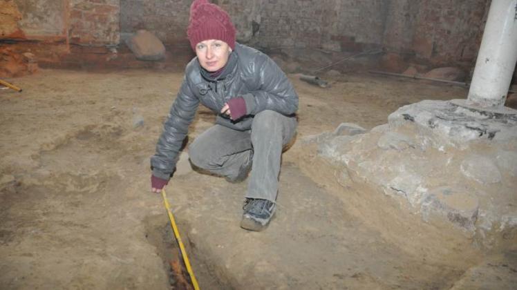 Archäologin Stefanie Brüggemann beim Vermessen eines Fundes 