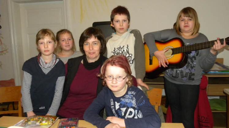 Luisa Köpnick, Emma Köpnick, Kimberley Fröhnel, Lucas Fröhnel und Milena Wüstenberg (v. l.) mit ihrer  Gemeindepädagogin Helga Birkholz.  