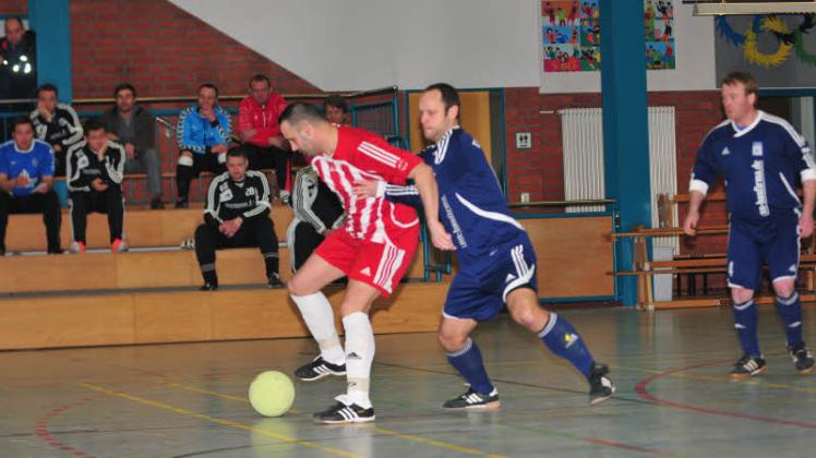 Gadebuschs Maik Kurow (rechts) hatte gegen die Spieler des FC Anker Wismar alle Hände voll zu tun. Aber es reichte zu einem 1:1.  Fotos: Maik Freitag (2) 