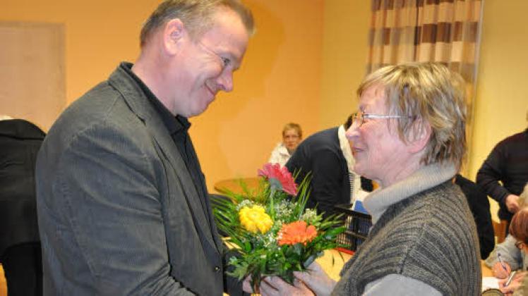 Glückwünsche für Hanni Stolper von Wahlleiter Gerd Holger Golisz 