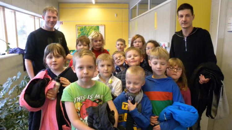 Michael Kloß (l.) und Oliver Mauck wissen die kleinen, lebhaften „Geister“ der ersten Klasse zu bändigen.  