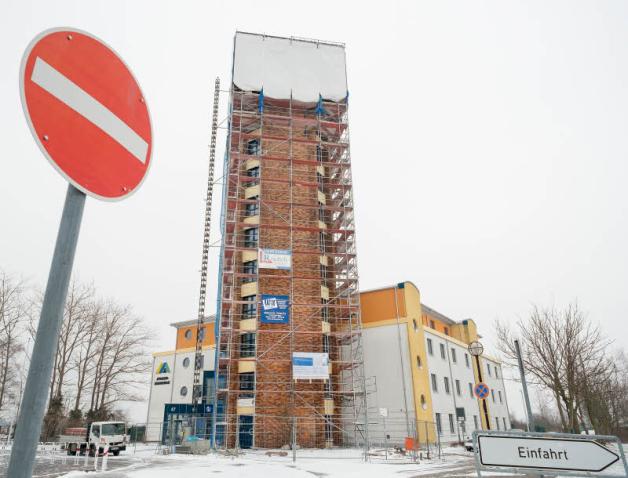 Momentan wird im Turm der Jugendherberge und im Betriebsraum gearbeitet. Wenn alles fertig ist, kommt eine neue Kugel drauf. Momentan wird im Turm der Jugendherberge und im Betriebsraum gearbeitet. Wenn alles fertig ist, kommt eine neue Kugel drauf.