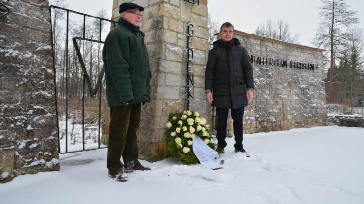 Einwohner der Stadt und Bürgermeister Ulrich Howest (r.) erinnerten mit einer Kranzniederlegung an die NS-Opfer.  Fotos: M. Schmidt 
