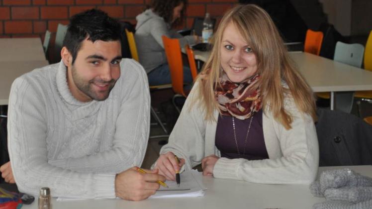 Immer für ausländische Studenten da: Maria Kasten von der LEI hilft Erasmus-Student Gaudéric Marty bei  der Kurswahl.  