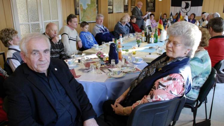 Gemütliches Treffen im Gemeindehaus: Einmal im Jahr bittet der Lübesser Bürgermeister, Dr. Reinhold Kunze (l.), selbst gebürtiger Ostpreuße, zum geselligen Beisammensein bei Kaffee und Kuchen. 