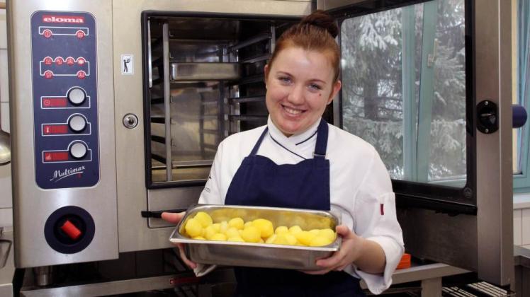  Piroska Töröcsik in der Küche. Die 22-Jährige aus Ungarn ist im Winter in Dargelütz, während ihr Ausbildungsbetrieb in Plau am See geschlossen ist.  Ő 